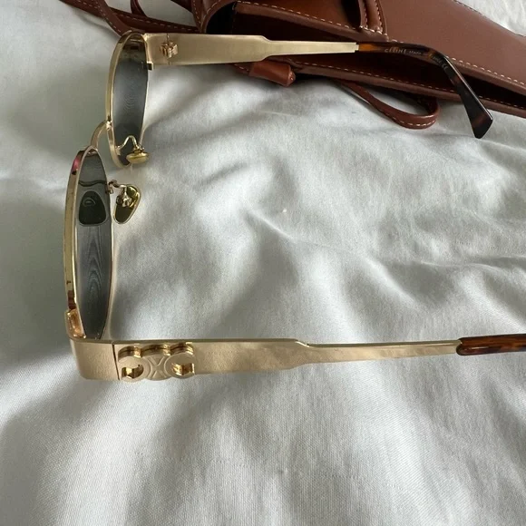 Sunglasses with Case - Picture 3 of 6